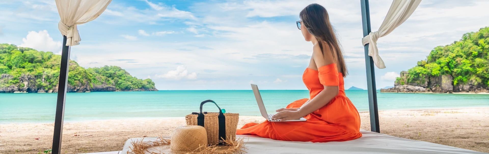 一位在普吉岛海滩工作的数字游民