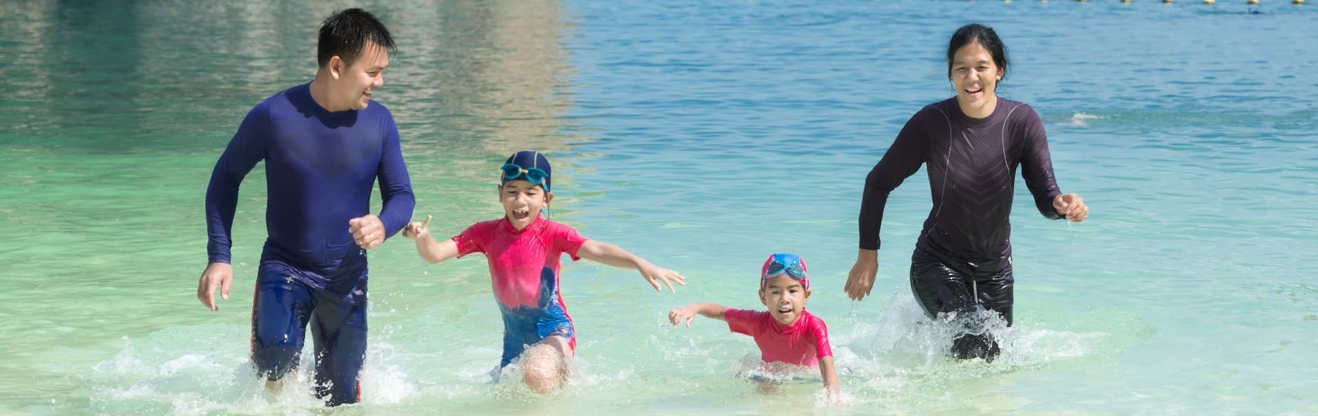 一家人在普吉岛海滩享受阳光