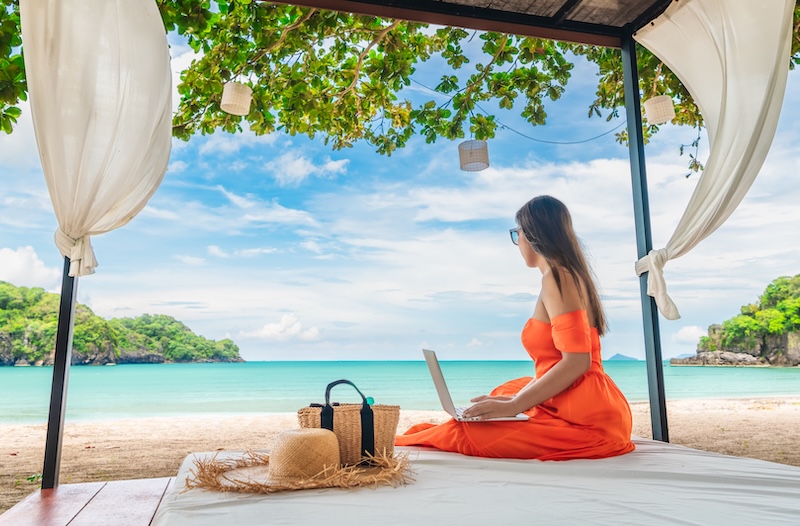 Ein digitaler Nomade, der an einem Strand in Phuket arbeitet