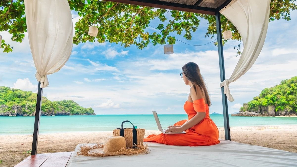 رحّالة رقمي يعمل على شاطئ فوكيت